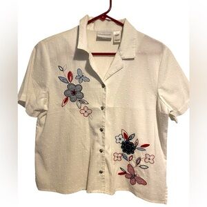 Alfred Dunner White Floral Embroidered Button-Up Shirt